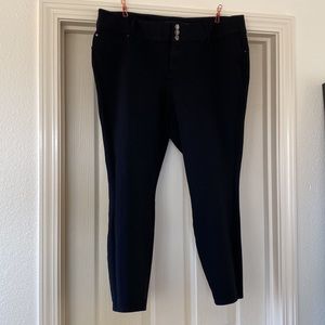 Torrid black studio premium ponte stretch jegging with 3 button closure